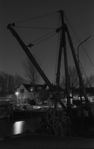 883868 Gezicht op de kraan aan het einde van de Jutfaseweg te Utrecht, bij nacht.